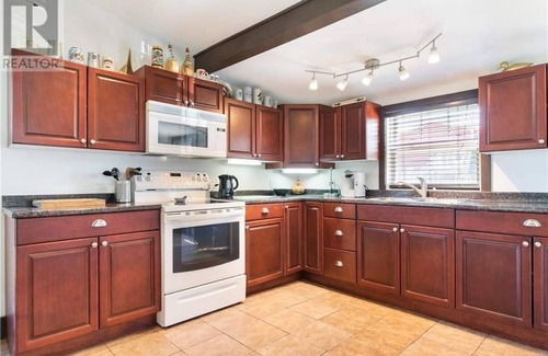 Pointe-du-Chene Cottage | Bright modern cottage close to parlee beach.