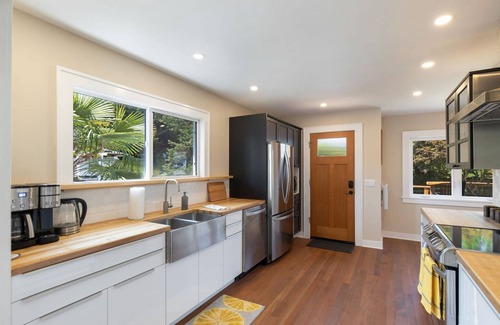 Phinney Ridge House | Bright & Modern Cottage in Ballard |Fenced Yard, Deck, Walk to Local Restaurants-10 Min to Downtown