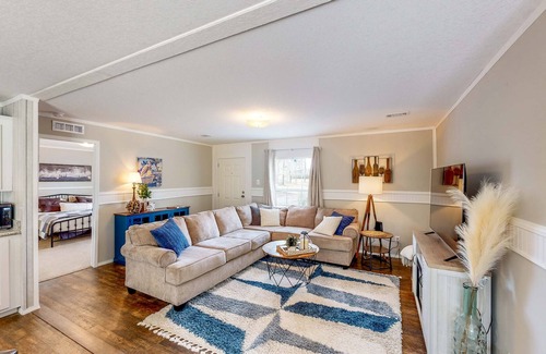 Jennings House | Bright & Modern Home - Large yard and Firepit