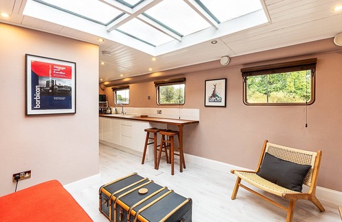 London Borough of Hounslow Boat Rental | Bright & Modern Kew Bridge Houseboat