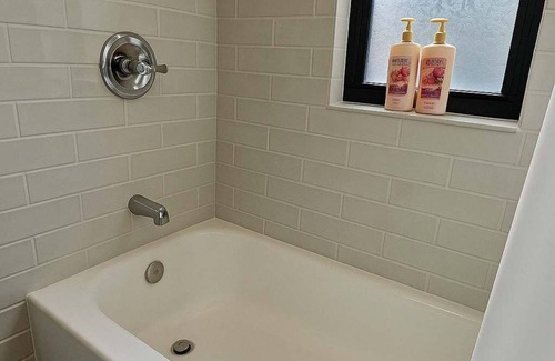 Boystown Apartment | Bright & Modern Lakeview Studio
