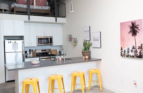 Lacy Apartment | BRIGHT + MODERN OC LOFT GETAWAY!