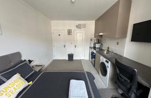 West Hendon Apartment | Bright Modern, Private Apartment,15 Mins To Central London