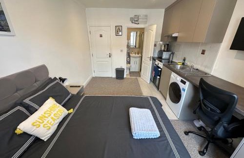West Hendon Apartment | Bright Modern, Private Apartment,15 Mins To Central London