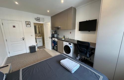 West Hendon Apartment | Bright Modern, Private Apartment,15 Mins To Central London