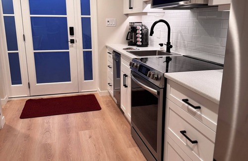 Saanich West Apartment | Bright, Modern Suite with Full Kitchen– Private, Central location, Pet Friendly