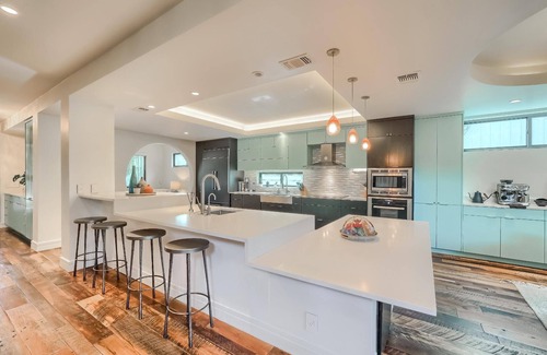 Zilker Villa | Bright Modern Villa with Guest house.