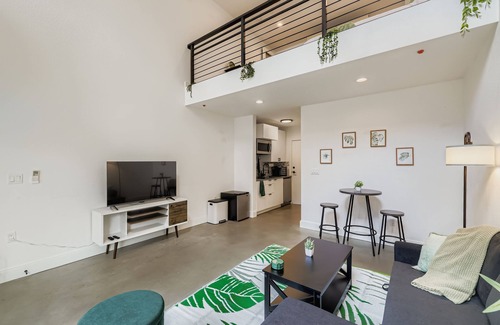 Wallingford Apartment | Bright & Modern Wallingford Loft
