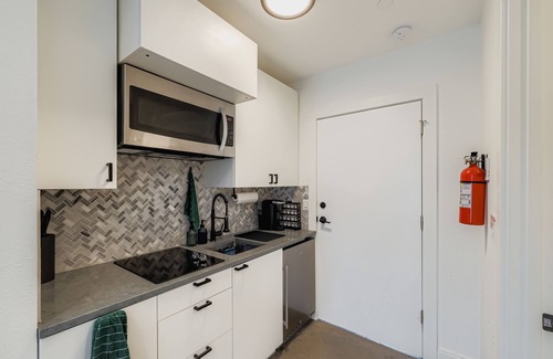 Wallingford Apartment | Bright & Modern Wallingford Loft