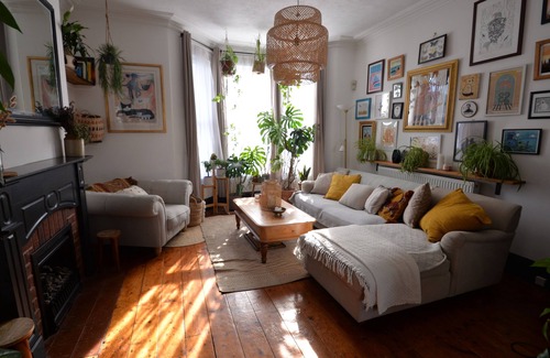 Plymouth House | Bright 'n' Cosy - Victorian Central 3 Bedroom Home. Pet-Friendly!