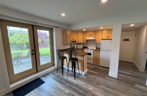 Saanich East House | Bright, New suite on quiet cul de sac - 5 mins to golf course - kid friendly