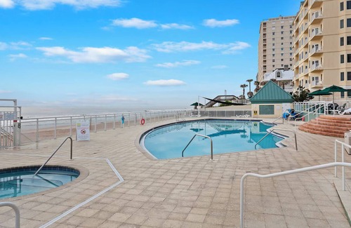 Ormond Beach Hotel | Bright Oceanview Unit Close to Dining, Golf & Daytona Adventures