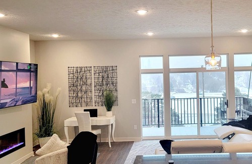 Dundee-Happy Hollow Historic District Condo | Bright, Open Midtown Luxe Penthouse Apartment Retreat w/Private Balcony