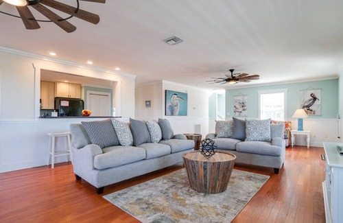 Seagrass House | Bright Pet-friendly Abode with Private pool on North Cape