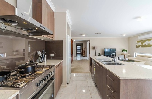 Point Cook House | Bright Queen Room in Peaceful Point Cook Retreat