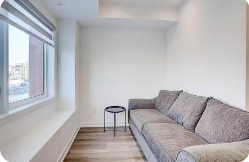 Downsview House | Bright Queen Room near Downsview Park Subway York University and Yorkdale Mall - 3rd floor walk up, shared bathroom and kitchen