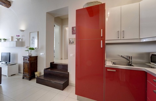 Duomo Apartment | Bright Red Suite, 5 minutes from the Station and the Duomo
