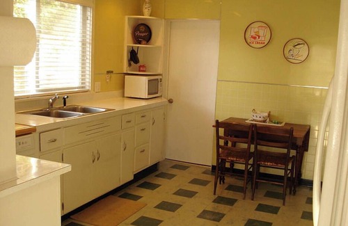 Frankfort House | Bright Remodeled 3br in town, walk to beach and bay!