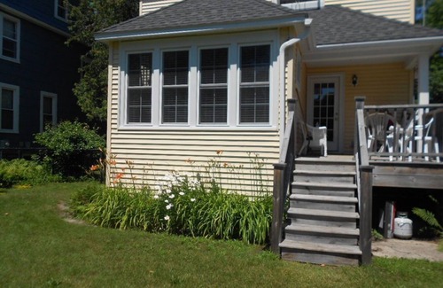 Frankfort House | Bright Remodeled 3br in town, walk to beach and bay!