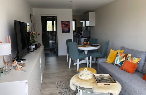 Boulouris-sur-Mer Apartment | Bright, renovated sea-view apartment, 3 minutes' walk from the beach