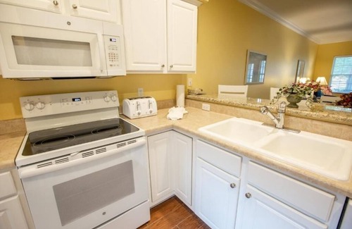 Branson Hotel | Bright Retreat Close to Branson Strip – Kitchen, Balcony & Laundry | 4 Units