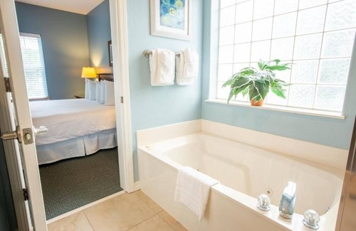 Branson Hotel | Bright Retreat Close to Branson Strip – Kitchen, Balcony & Laundry | 4 Units