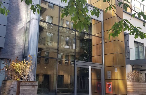 Peninsula Apartment | Bright riverfront 3 bedroom apartment near O2, Excel, Canary Wharf