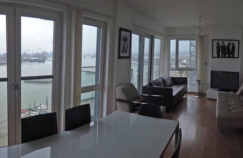 Peninsula Apartment | Bright Riverside 3 Bedroom Apartment near O2