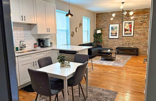 Pilsen Apartment | Bright & Roomy 3BR in Pilsen