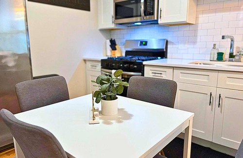 Pilsen Apartment | Bright & Roomy 3BR in Pilsen