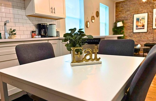 Pilsen Apartment | Bright & Roomy 3BR in Pilsen