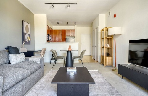 San Jose Apartment | Bright San Jose 1BR w/W/D, Gym & Pool, nr Caltrain, by Blueground