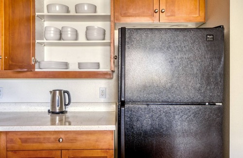 San Jose Apartment | Bright San Jose 1BR w/W/D, Gym & Pool, nr Caltrain, by Blueground