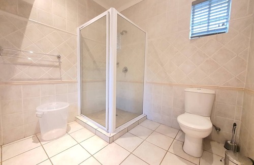 Greater Johannesburg Metropolitan Area House | Bright & Secure Unit In The Heart Of Sandton