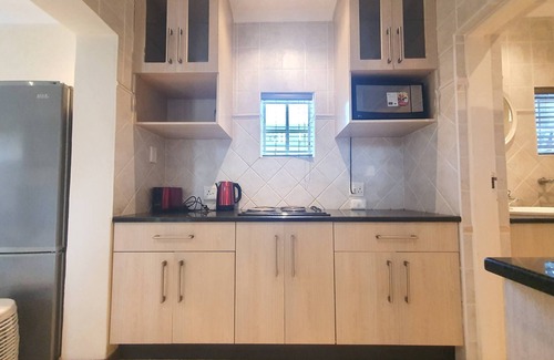 Greater Johannesburg Metropolitan Area House | Bright & Secure Unit In The Heart Of Sandton