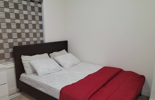 Brampton House | Bright Single bedroom with Desk and Chair in Brampton
