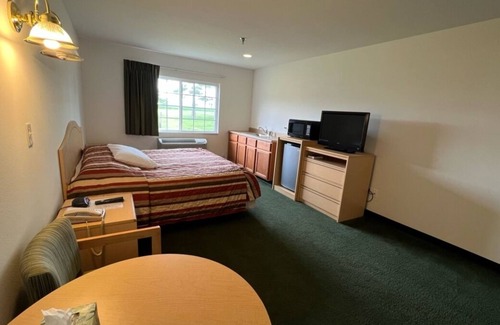 Red Bud Apartment | Bright Single King Suite in the Heart of Red Bud!