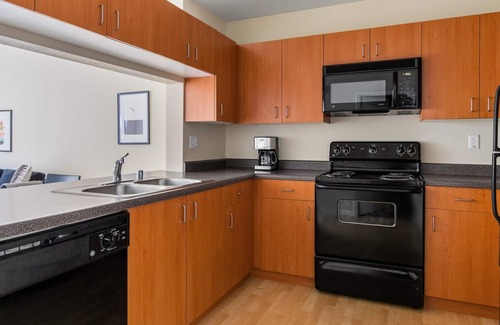 South San Francisco Apartment | Bright South SF 1BR w/ W/D, Gym, Pool, next to BART and TJ, by Blueground