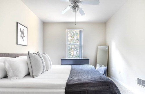 South San Francisco Apartment | Bright South SF 1BR w/ W/D, Gym, Pool, next to BART and TJ, by Blueground