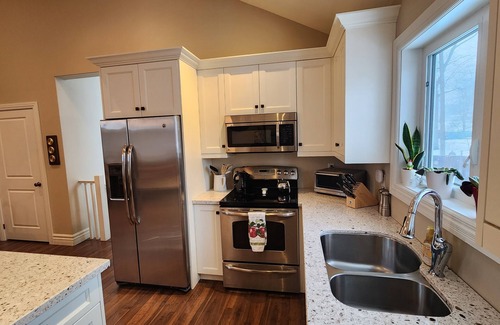 Barrie Apartment | Bright, spacious 1200 sq foot apartment with Vaulted ceilings.