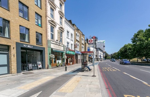 Tower Hamlets Apartment | Bright & Spacious 1BD Apartment in Zone 2 - Close to the Tube Station