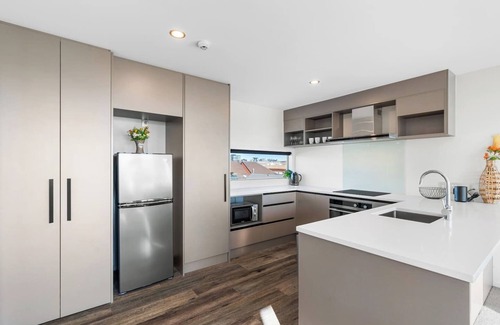 Christchurch City Centre Apartment | Bright & Spacious 2BR w/Carpark