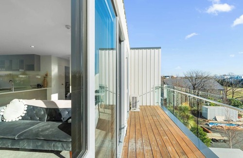 Christchurch City Centre Apartment | Bright & Spacious 2BR w/Carpark