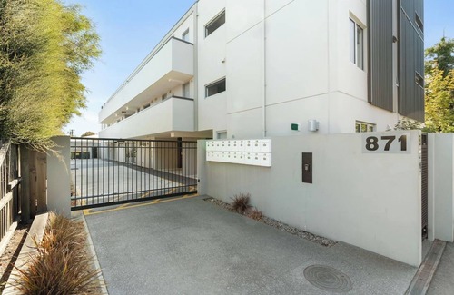 Christchurch City Centre Apartment | Bright & Spacious 2BR w/Carpark