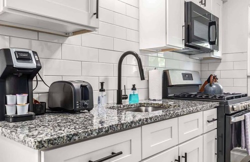 Mount Clemens Apartment | Bright & Spacious 2 Bedroom | Quiet | Safe | Clean