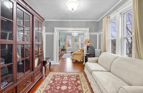 Dorchester Apartment | Bright & Spacious 2Br apartment, mins from Downtown Boston, parking
