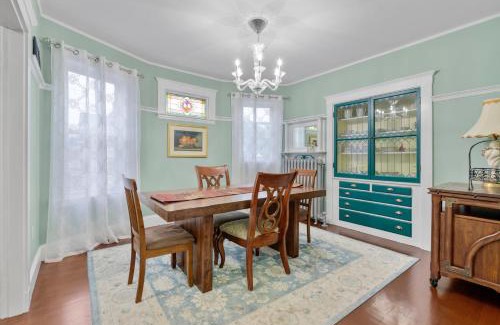 Dorchester Apartment | Bright & Spacious 2Br apartment, mins from Downtown Boston, parking