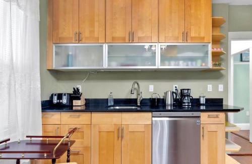 Dorchester Apartment | Bright & Spacious 2Br apartment, mins from Downtown Boston, parking
