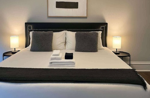 Hyde Park Apartment | Bright & Spacious 2BR– Prime Hyde Park Location