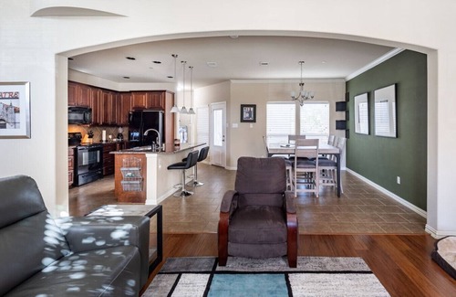 Irving House | Bright & Spacious 3 Bedroom Townhome, Minutes from DFW Airport